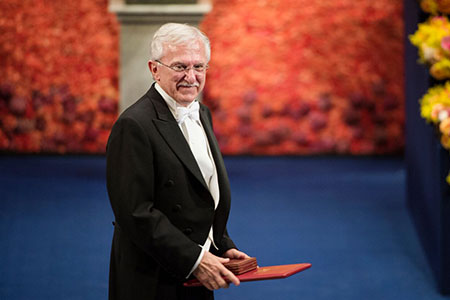 manbet手机版在收到莫卓奇他在斯德哥尔摩音乐厅的诺贝尔奖