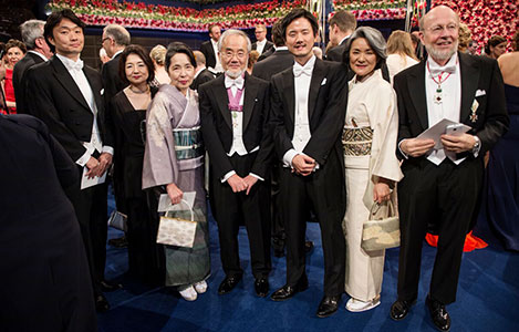 manbet手机版医学奖得主大隅良典在颁奖典礼后与他的亲属在一起