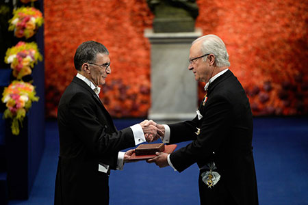 manbet手机版阿齐兹·桑卡尔从瑞典国王卡尔十六世·古斯塔夫手中接过诺贝尔奖