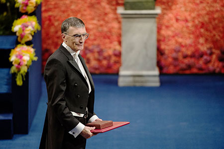 manbet手机版阿齐兹·桑卡尔在斯德哥尔摩音乐厅接受诺贝尔奖后
