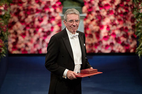 manbet手机版让-皮埃尔·索维奇在斯德哥尔摩音乐厅接受诺贝尔奖后
