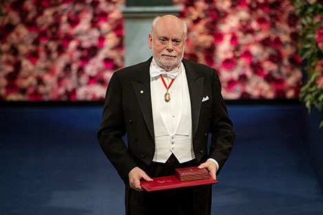 manbet手机版j·弗雷泽·斯托达特爵士在斯德哥尔摩音乐厅接受诺贝尔奖后