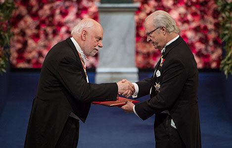 manbet手机版化学奖得主弗雷泽·斯托达特爵士接受诺贝尔奖