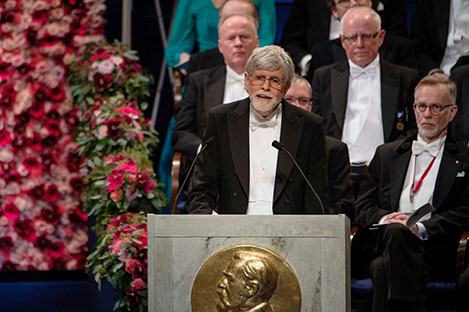 manbet手机版索尔斯·汉斯·汉森教授在斯德哥尔摩音乐厅发表2016年诺贝尔物理学奖颁奖演讲。