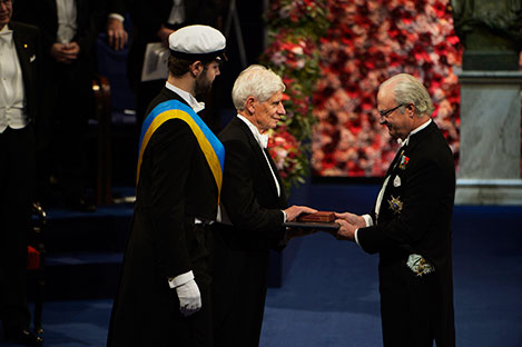 manbet手机版大卫·j·索利斯从瑞典国王卡尔十六世·古斯塔夫手中接过诺贝尔奖