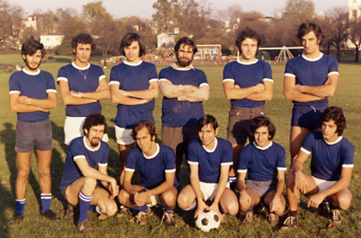 manbet手机版1972年，伦敦政治经济学院的希腊人，研究生期间的足球队