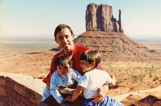 manbet手机版在伯克利访问期间游历西部。manbet手机版与孩子安东尼和米兰达在纪念碑谷，1991年