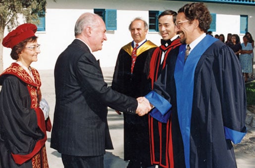 manbet手机版与共和国总统，乔治瓦西里欧，在新塞浦路斯大学，1990年代初