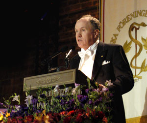 manbet手机版爱德华·c·普雷斯科特在宴会上发表演讲。