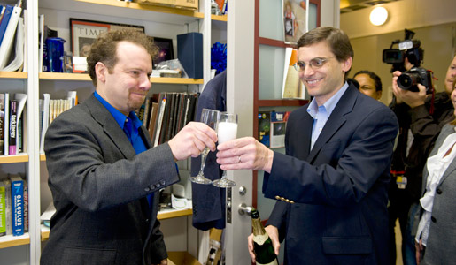 manbet手机版亚当·里斯和同事丹·赖希举杯庆祝