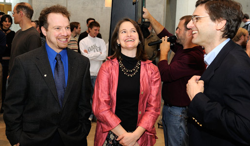manbet手机版快乐的亚当·里斯(左)与他的妻子南希和同事丹·赖克