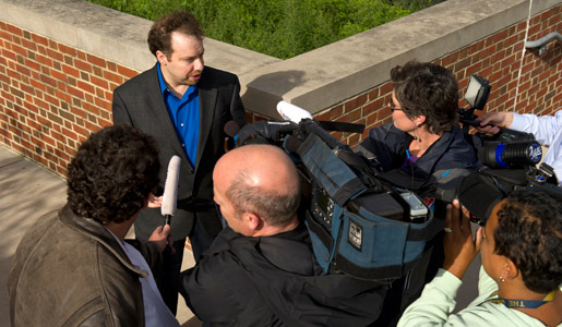 manbet手机版2011年诺贝尔物理学奖得主亚当·里斯在约翰·霍普金斯大学外被记者和新闻媒体包围。