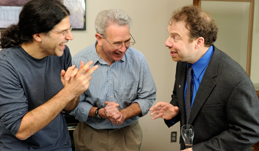 manbet手机版2011年诺贝尔物理学奖宣布后，亚当·里斯(右)受到同事们的祝贺