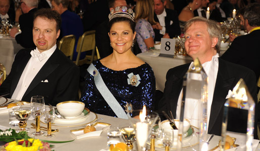 manbet手机版Brian P. Schmidt，瑞典王储维多利亚公主和物理学奖得主Adam G. Riess在诺贝尔晚宴上