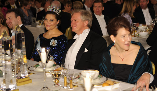 manbet手机版瑞典王储维多利亚公主布莱恩·施密特和物理学奖得主索尔·珀尔马特的妻子劳拉·纳尔逊教授在诺贝尔晚宴上