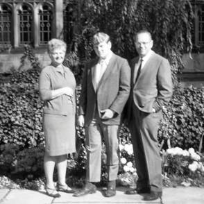manbet手机版1967年，我的父母格洛丽亚和马丁·罗斯曼把我带进了耶鲁大学。manbet手机版这张照片摄于布兰福德学院前，我是那里的一名高年级学生，我和我的妻子乔伊·赫希现在是那里的一名常驻研究员。manbet手机版我们的孩子马修和丽莎都住在布兰福德学院，分别于2000年和2004年从耶鲁大学毕业。