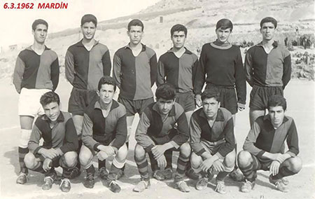 manbet手机版Mardin Lisesi高中足球队的照片。