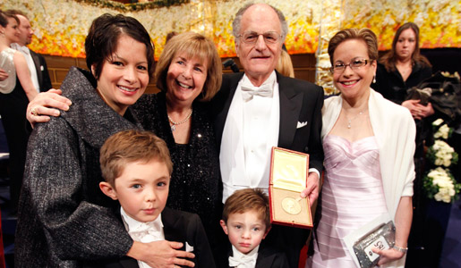 manbet手机版Thomas J. Sargent在颁奖典礼后展示他的奖章