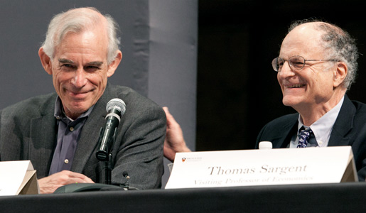 manbet手机版普林斯顿大学经济学家克里斯托弗·西姆斯(左)在与他的共同获奖者托马斯·萨金特的新闻发布会上开怀大笑