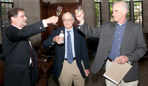 manbet手机版左起，普林斯顿大学经济系代理系主任马克·沃森向托马斯·j·萨金特和克里斯托弗·a·西姆斯致敬