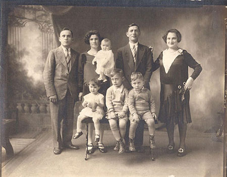 manbet手机版贝德家族。manbet手机版左起:雷蒙德，艾达抱着埃斯特，玛丽坐在左边。