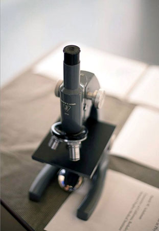 manbet手机版中学时的博士伦显微镜。
