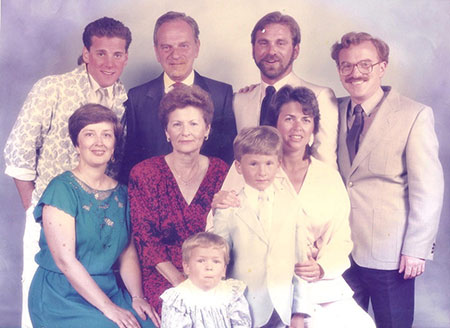 manbet手机版1984年左右的谢克曼家族:从左起依次是特蕾西、阿尔弗雷德、默里、兰迪;manbet手机版从左起坐的是南希、埃斯特、戴尔·泽文，从左起站在前面的是劳伦、乔尔。