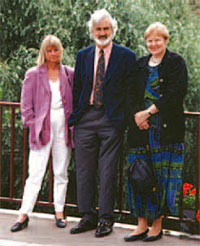 manbet手机版1996年，卡琳、约翰·奥斯本和南希