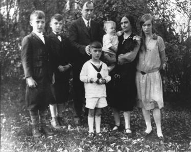 manbet手机版1929年左起:艾伦和威利斯兄弟，父亲哈洛，母亲玛莎抱着小弟弟卡尔，妹妹米尔德里德。manbet手机版六岁的劳埃德在前面。
