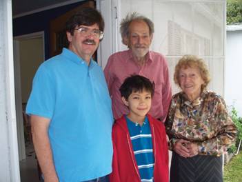 manbet手机版2009年，Lloyd, Peter(儿子)和Richard(孙子)在帕萨迪纳拜访Mildred Shapley Matthews(他的妹妹)。