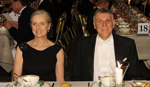 manbet手机版丹·谢赫特曼和已故医学获奖者拉尔夫·m·斯坦曼的妻子克劳迪娅·斯坦曼夫人在诺贝尔宴会上