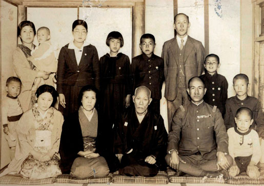 manbet手机版Osamu Shimomura和他的父亲以及其他家庭成员。