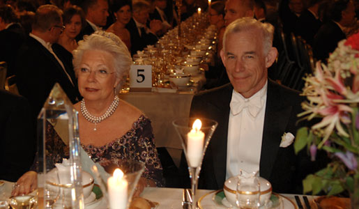 manbet手机版克里斯托弗·西姆斯和克里斯蒂娜·马格努森公主在诺贝尔晚宴上