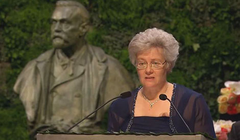 Professor Anne L'Huillier presenterar Nobelpriset i fysik 2014 i Stockholms Konserthus.