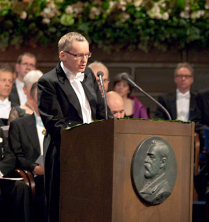 manbet手机版教授安德斯•奥尔森交付演示演讲为2009年诺贝尔文学奖