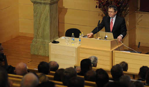 manbet手机版米歇尔·努森茨威格代表已故的拉尔夫·斯坦曼发表诺贝尔演讲