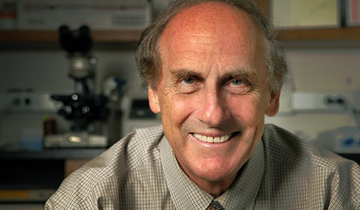 manbet手机版2011年诺贝尔生理学或医学奖得主拉尔夫·m·斯坦曼教授在他的实验室里