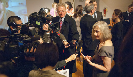 manbet手机版拉尔夫·m·斯坦曼的妻子克劳迪娅·斯坦曼在2011年诺贝尔生理学或医学奖宣布后与记者交谈。