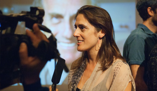 manbet手机版拉尔夫·m·斯坦曼的妻子克劳迪娅·斯坦曼在2011年诺贝尔生理学或医学奖宣布后与记者交谈。