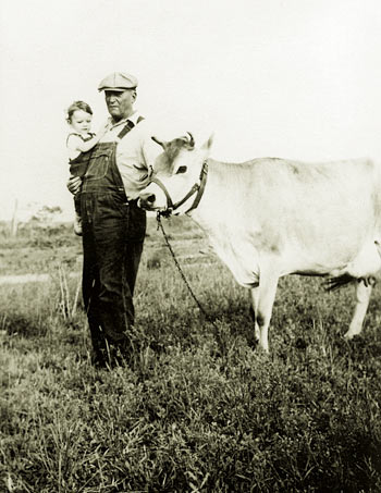manbet手机版我在爷爷的怀里，站在他的牛旁边