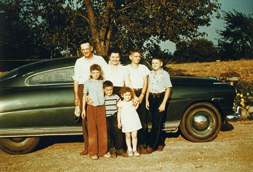 manbet手机版我站在我右边的爸爸妈妈和左边的弟弟迪克旁边。manbet手机版在前面的是玛丽，比尔和萨莉(从左到右)，大约在1952年。