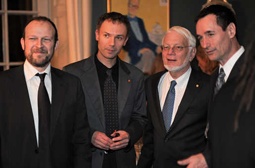 manbet手机版在斯德哥尔摩瑞典皇家科学院的招待会上，Thomas A. Steitz和同事们