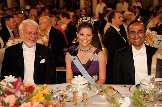 manbet手机版从左到右，诺贝尔奖得主托马斯·施泰茨、维多利亚公主和诺贝尔奖得主文卡特拉曼·罗玛克里希南(Venkatraman Ramakrishnan)坐在诺贝尔晚宴的荣誉桌旁。