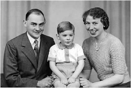 manbet手机版1946年，坐在父亲汤姆和母亲琼之间。