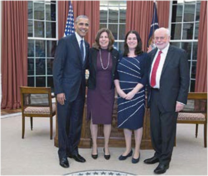 manbet手机版奥巴马总统与菲奥娜和艾莉森在椭圆形白宫会面。