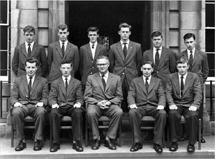 manbet手机版1960年，理查森校长和其他九名级长坐在理查森先生的右边。