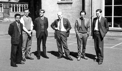 manbet手机版在爱丁堡大学国王大厦，站在右边的是道格拉斯·安德森和我的研究生同学们。