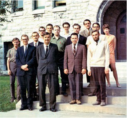 manbet手机版这张照片拍摄于加拿大皇后大学，后排第三排右二，前排是沃尔特·沙莱克和肯·琼斯。