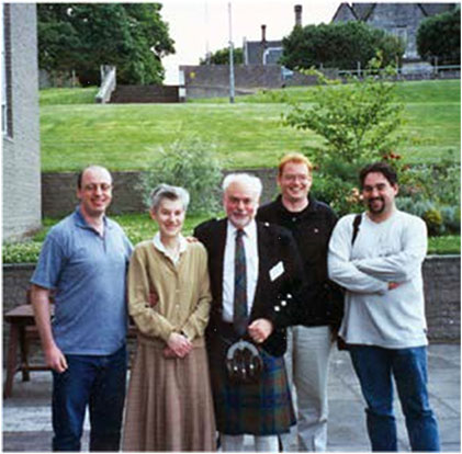 manbet手机版2000年7月，诺玛和我与大卫·利、斯图尔特·罗文和斯图尔特·坎特里尔在圣安德鲁斯大学举行的大环化学国际研讨会后。