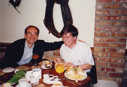 manbet手机版Thomas Südhof和Reinhard Jahn一起在达拉斯的一家餐厅(大约1992年)。